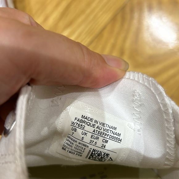 White Converse All-Stars - Picture 4 of 4
